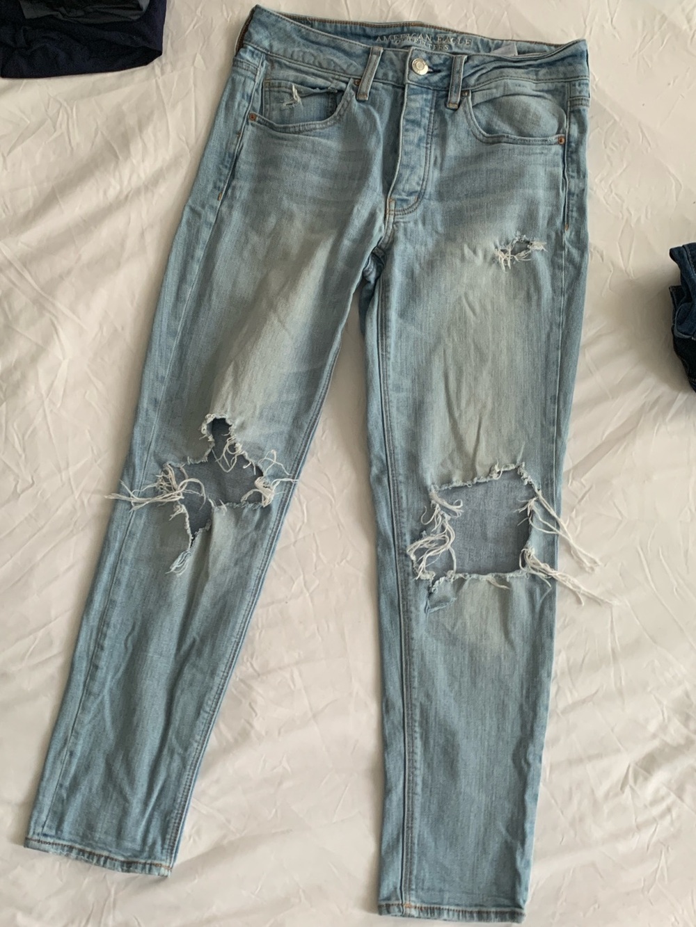 American Eagle Light Blue Distressed Women’s Jeans